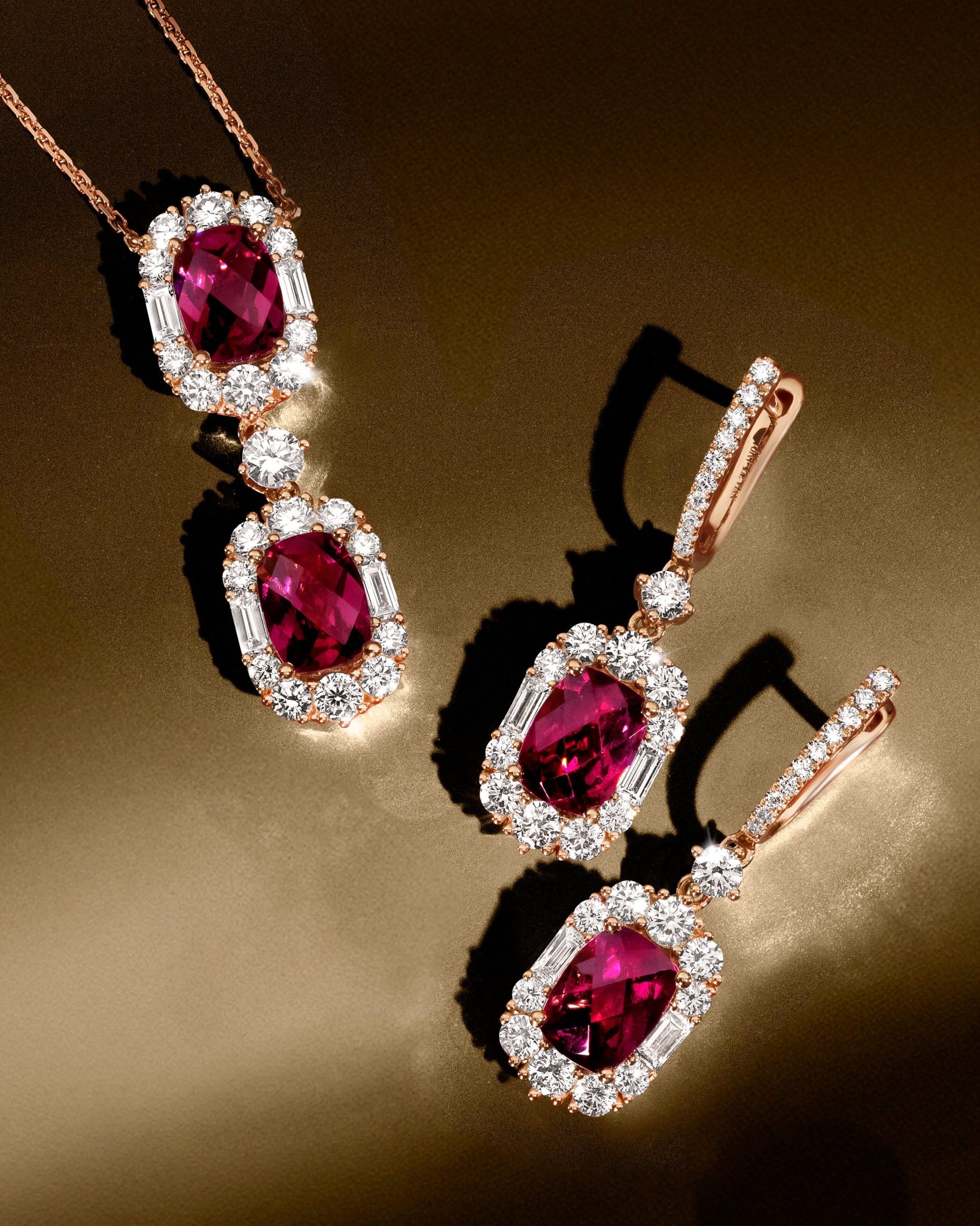 سحر الغارنيت حجر شهر يناير في أقراط من LeVian