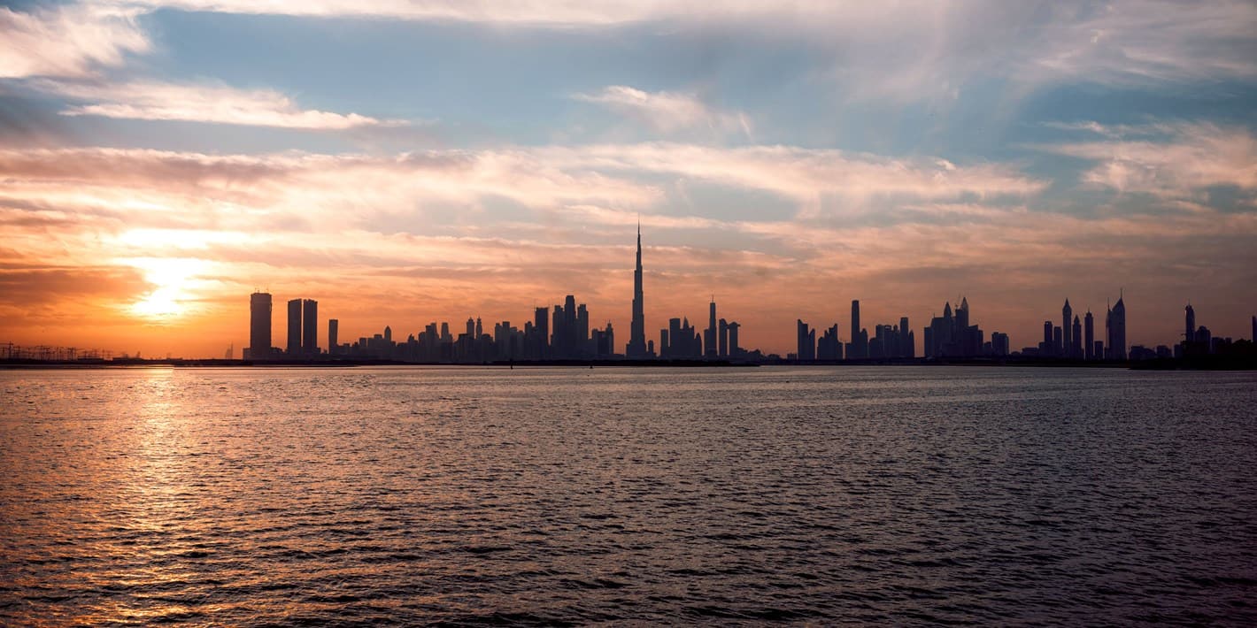 سحر الغروب في خور دبي