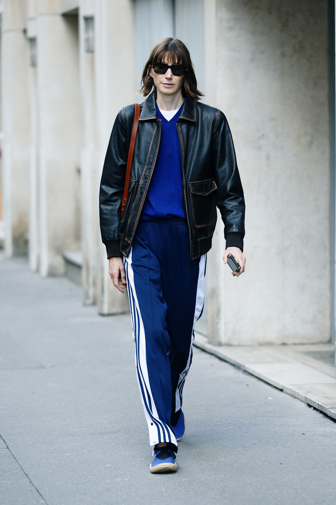 سروال التراك سوت مع سترة بومبر جلدية لإضفاء لمسة عصرية