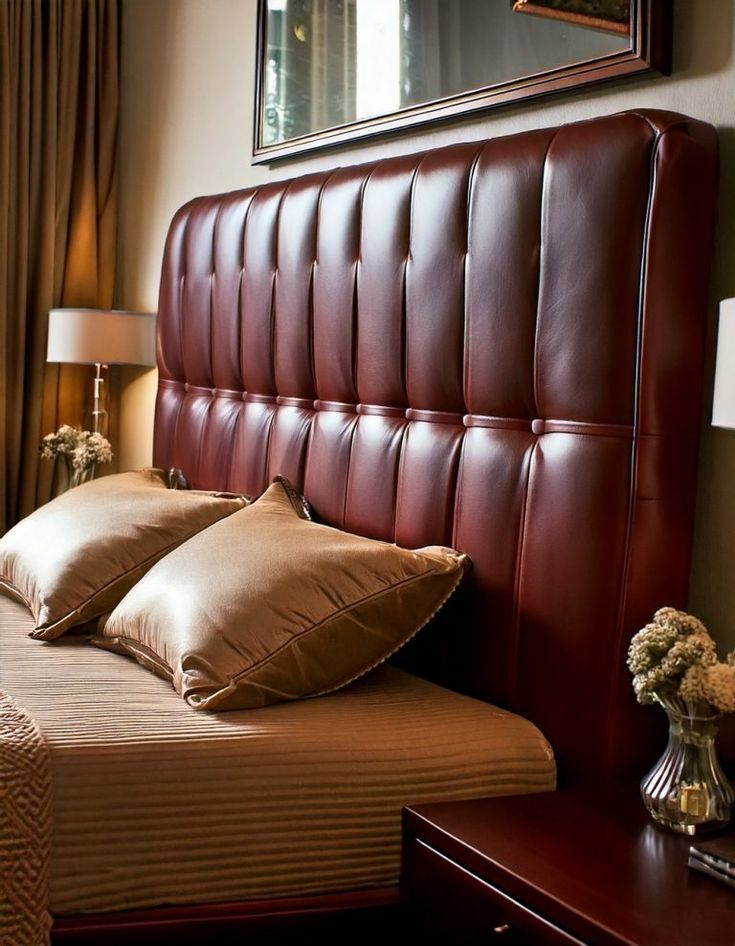 سرير برأس مسند من الجلد باللون الأحمر الداكن