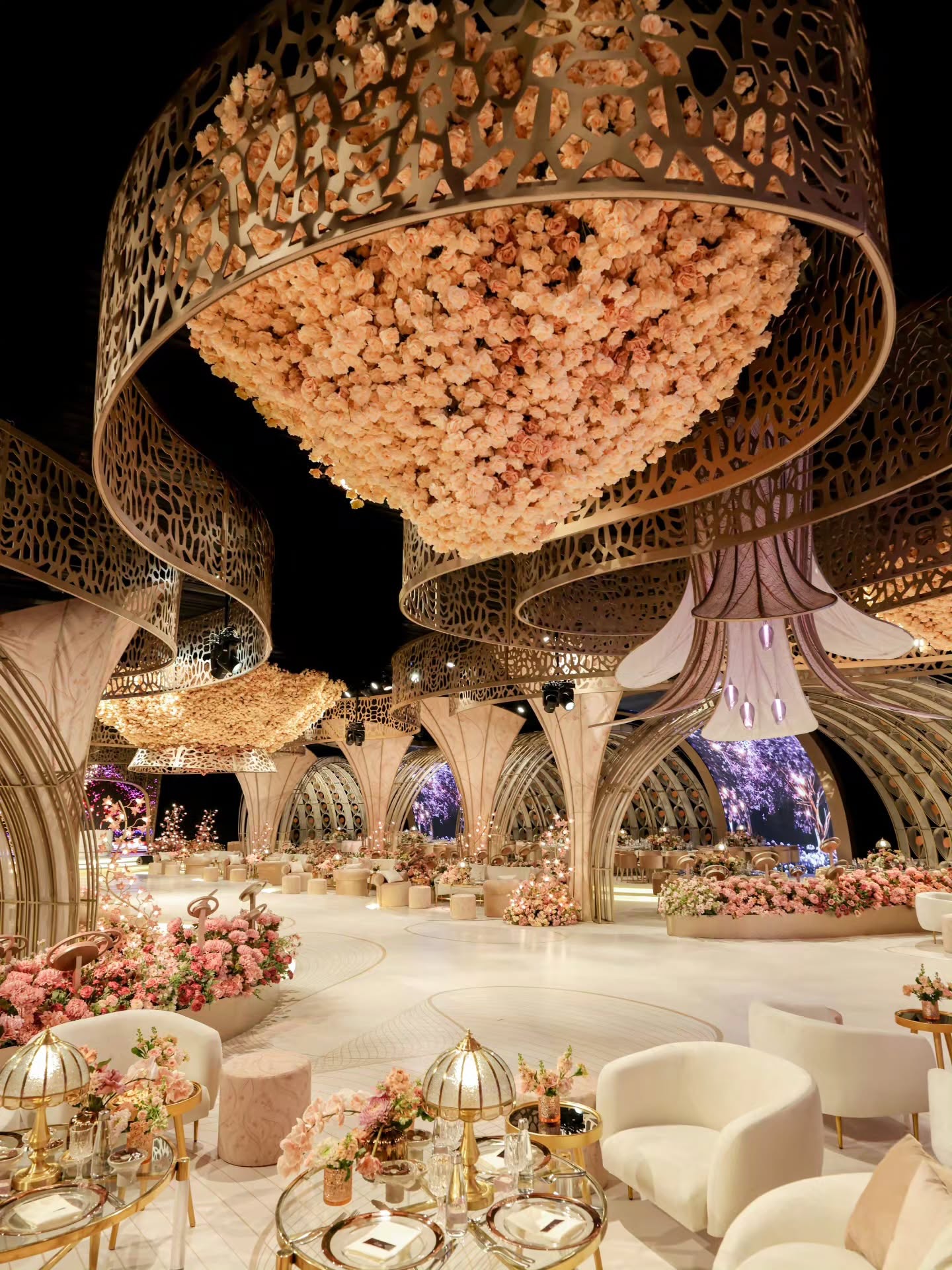 سقف من الزهور – الصورة من @Bekaa weddings