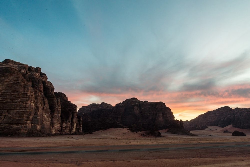 سكون يأسر القلوب لحظة الغروب بين أحضان جبل اللوز