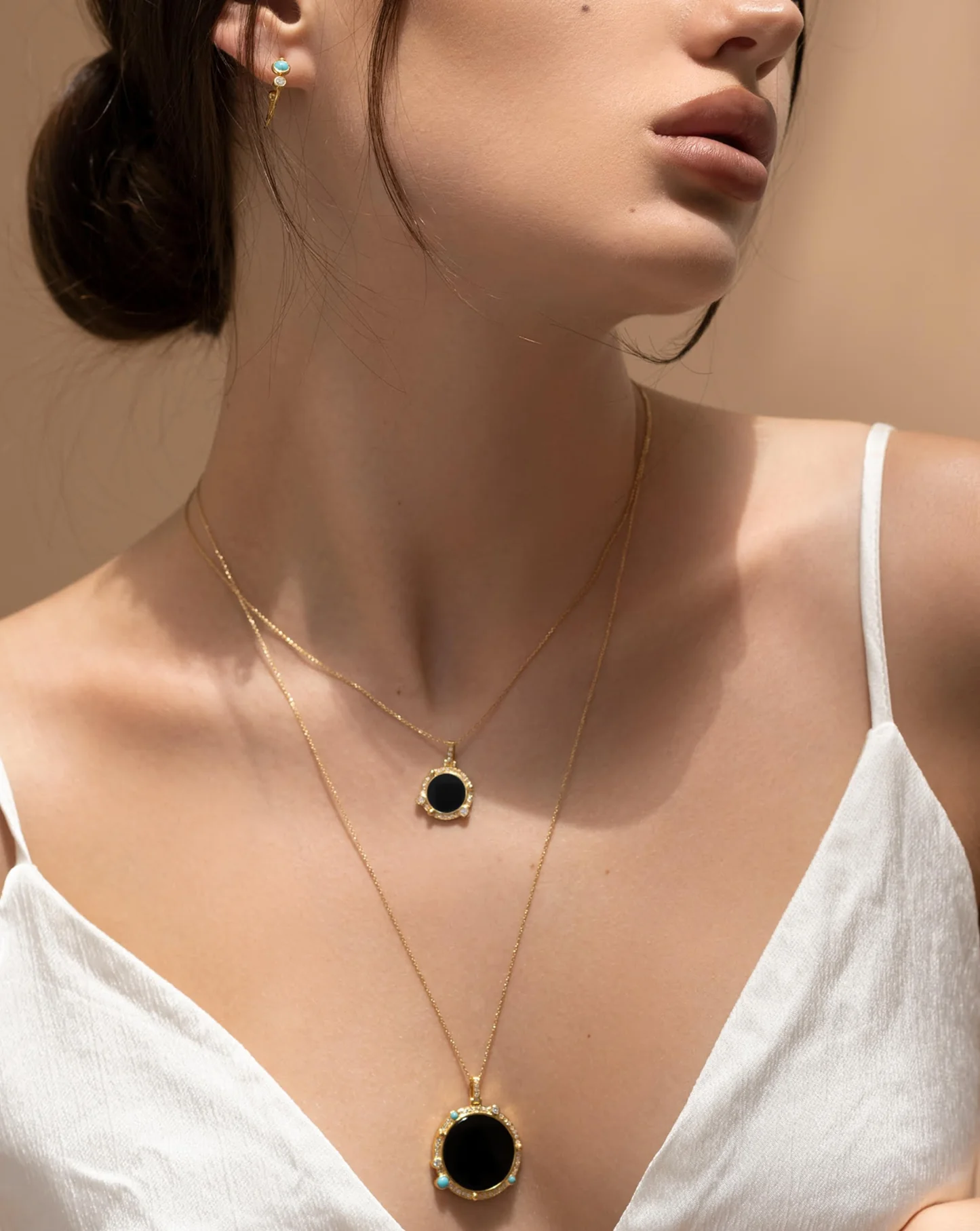 سلاسل وحلق من مجموعة الفلك من تصميم Lilian Ismail.jpg