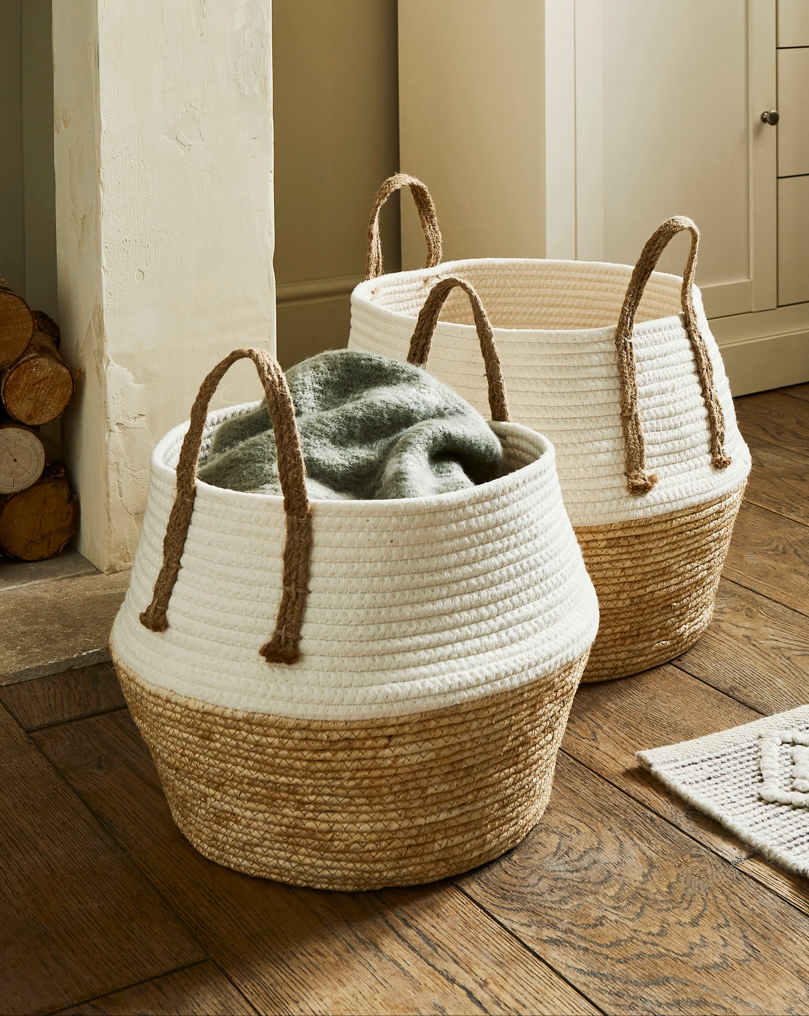 سلال مصنوعة من مواد طبيعية