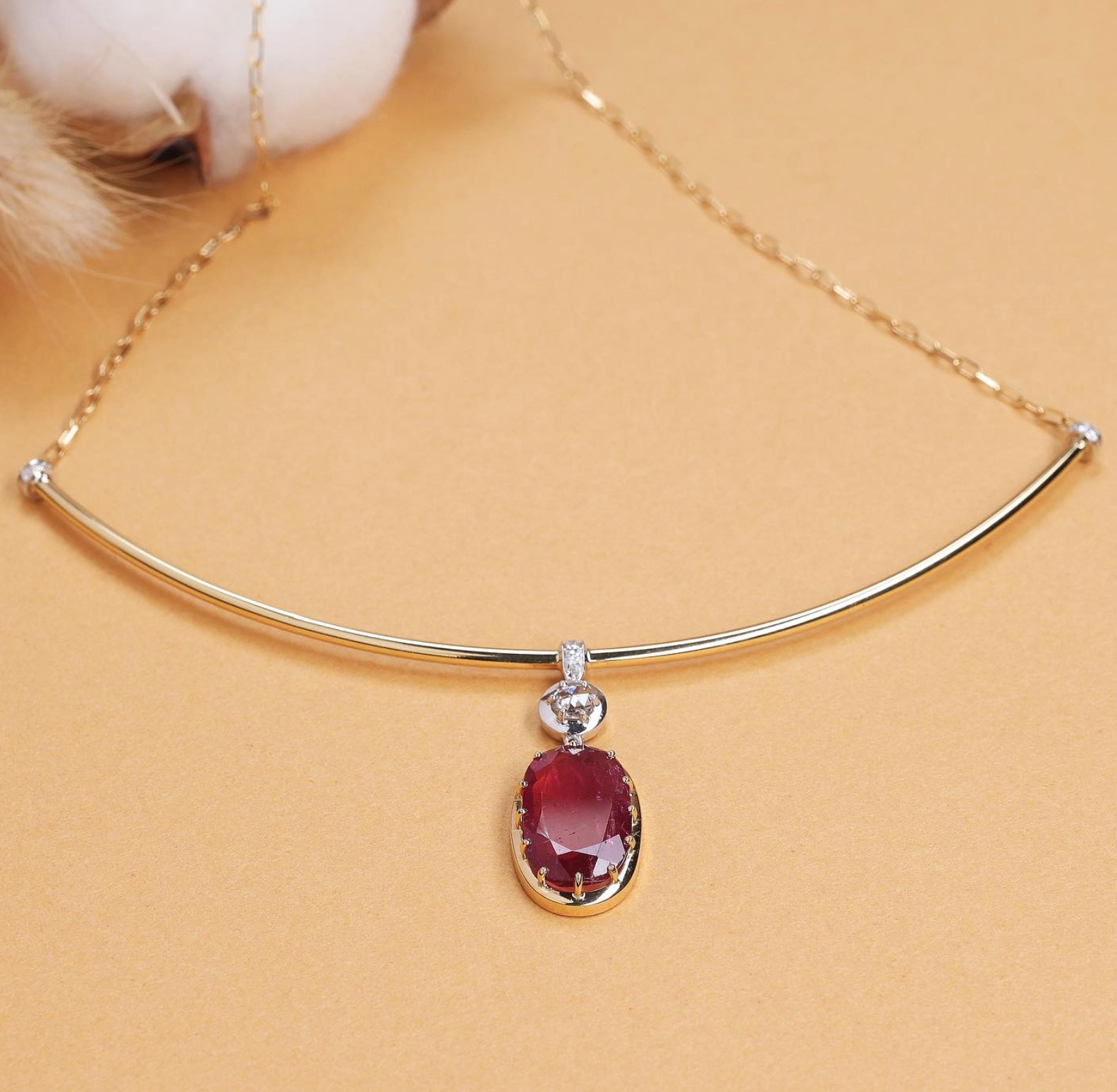 سلسال مُعاد صياغته من الأحجار الكريمة والذهب من ريم السفاف