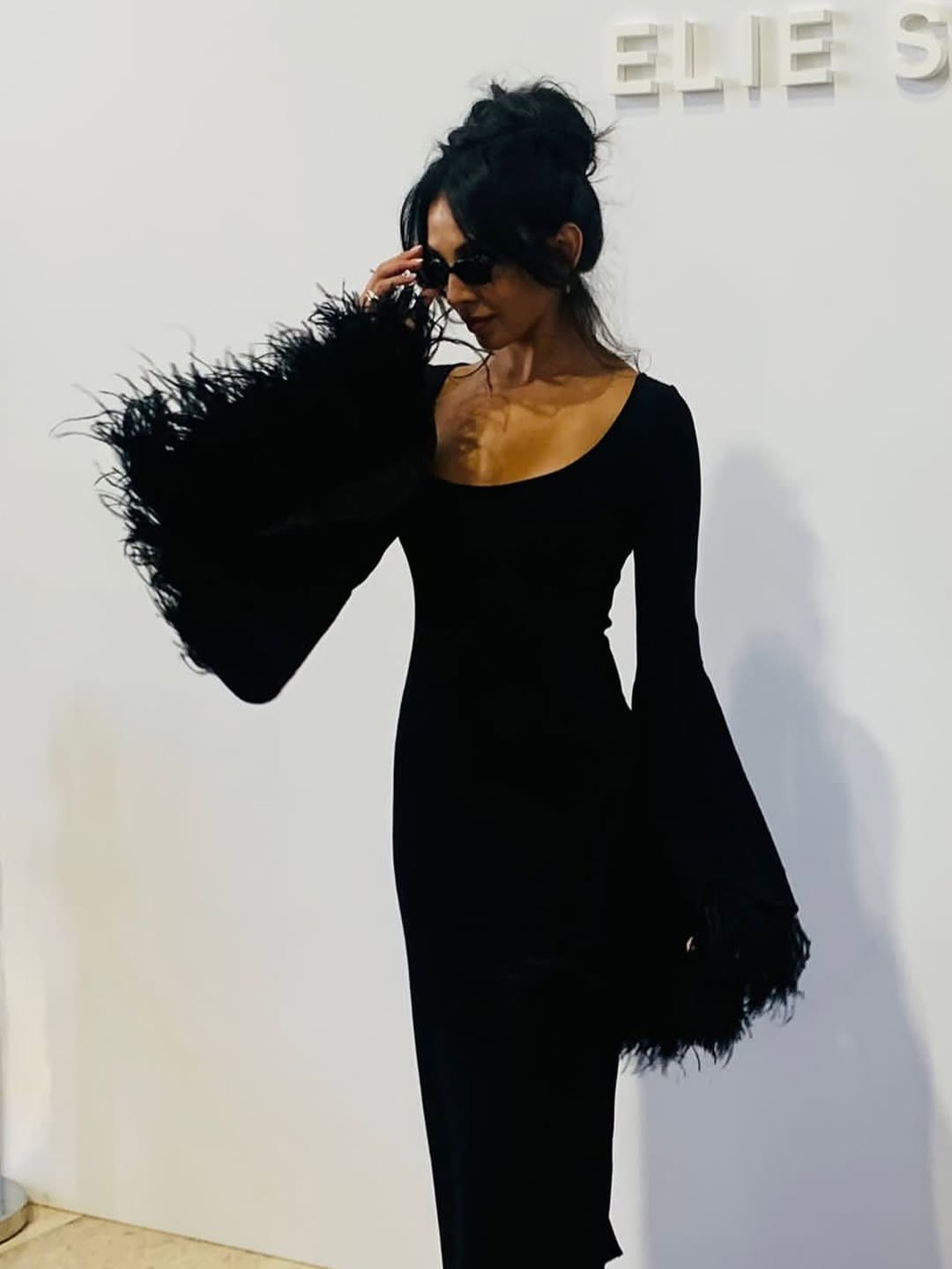  سلمى أبو ضيف بستايل فستان ميدي مجسم على القوام باللون الأسود الموحد