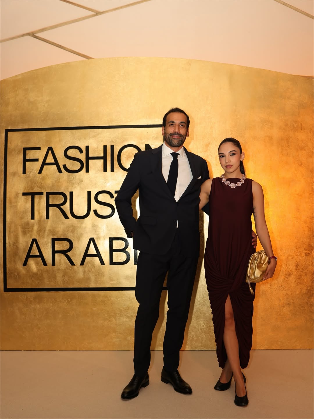 سلمى أبو ضيف بفستان بقصة درابيه بأطراف سفلية متداخلة