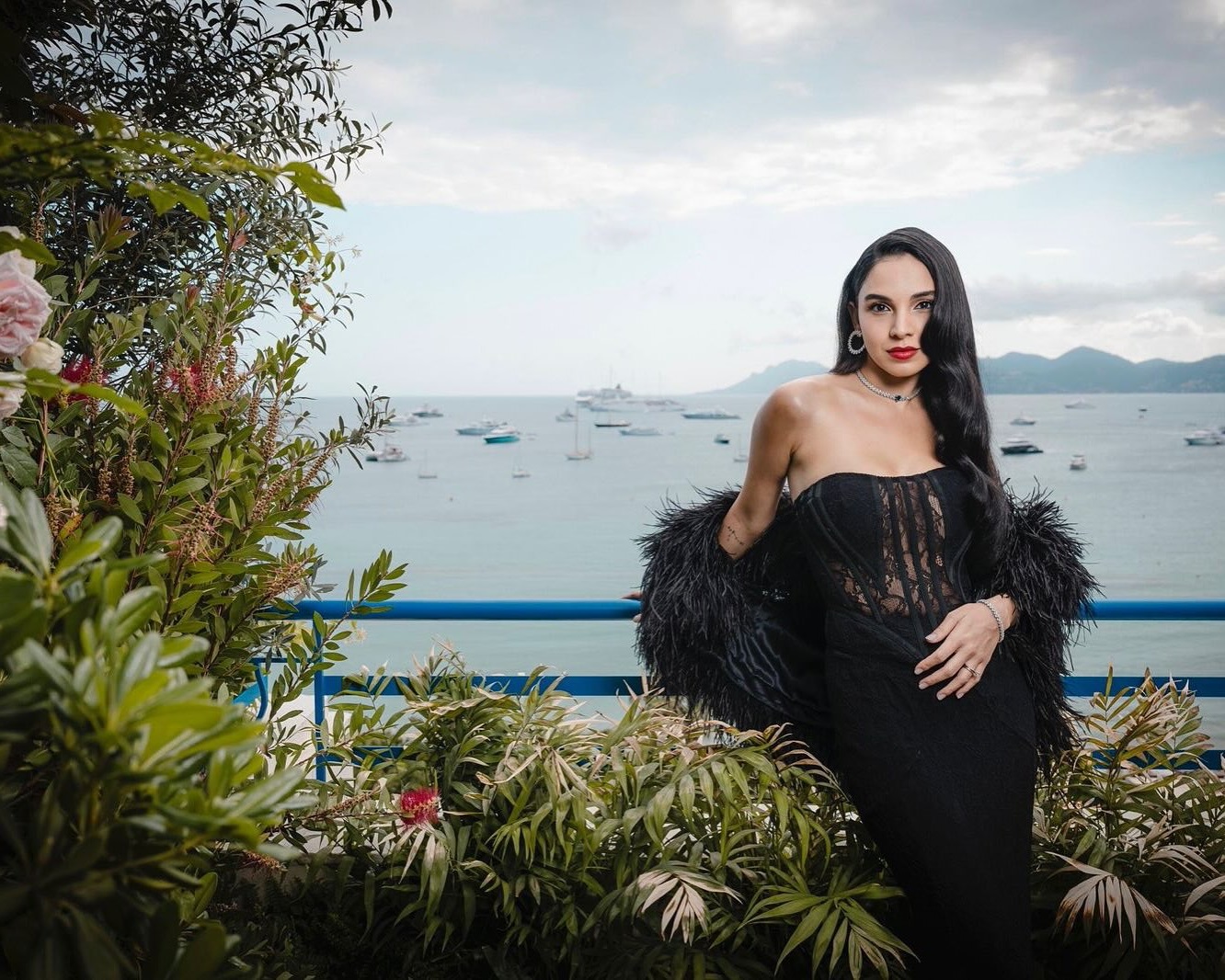  سلمى أبو ضيف بفستان سهرة سترابلس باللون الأسود الموحد