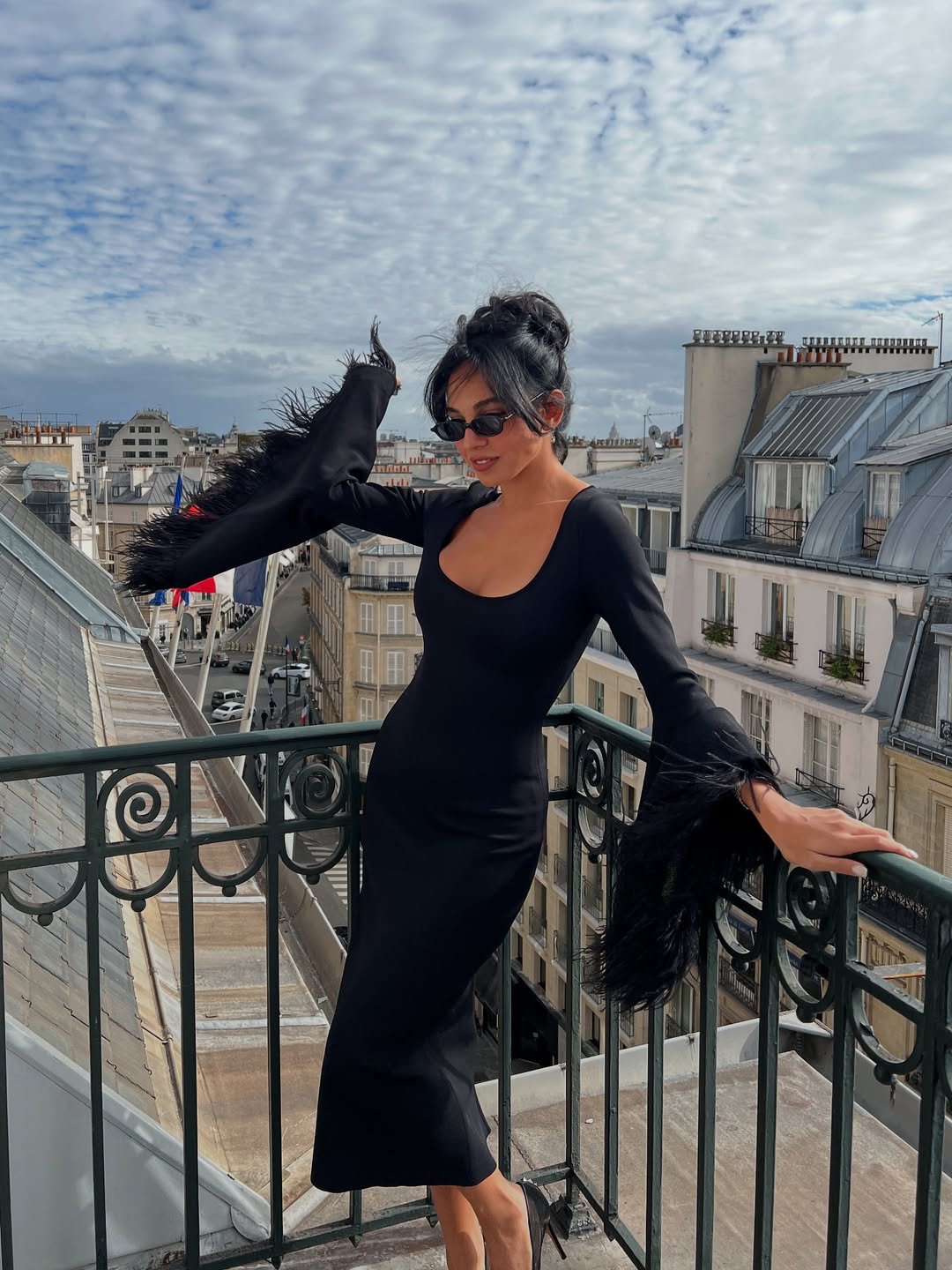 سلمى أبو ضيف بفستان ميدي بأكمام الكلوش المزينة في الداخل بالريش