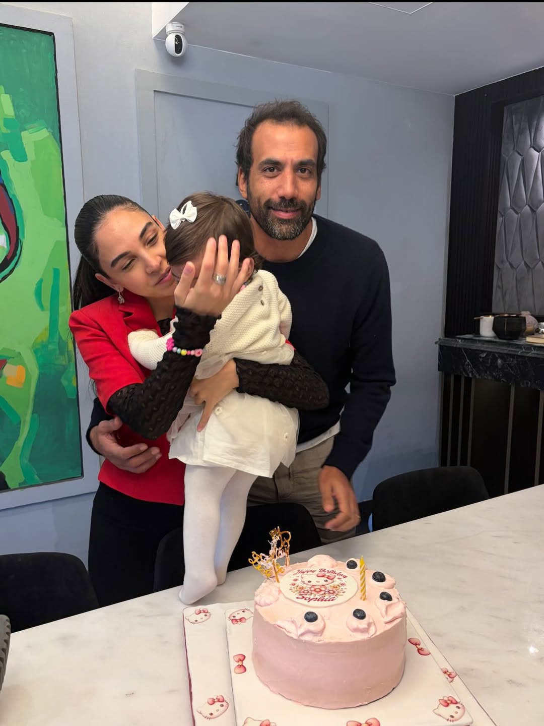 سلمى أبو ضيف تحتفل بعيد ميلاد ابنتها بإطلالة بسيطة من بنطال أسود مع بليزر أحمر