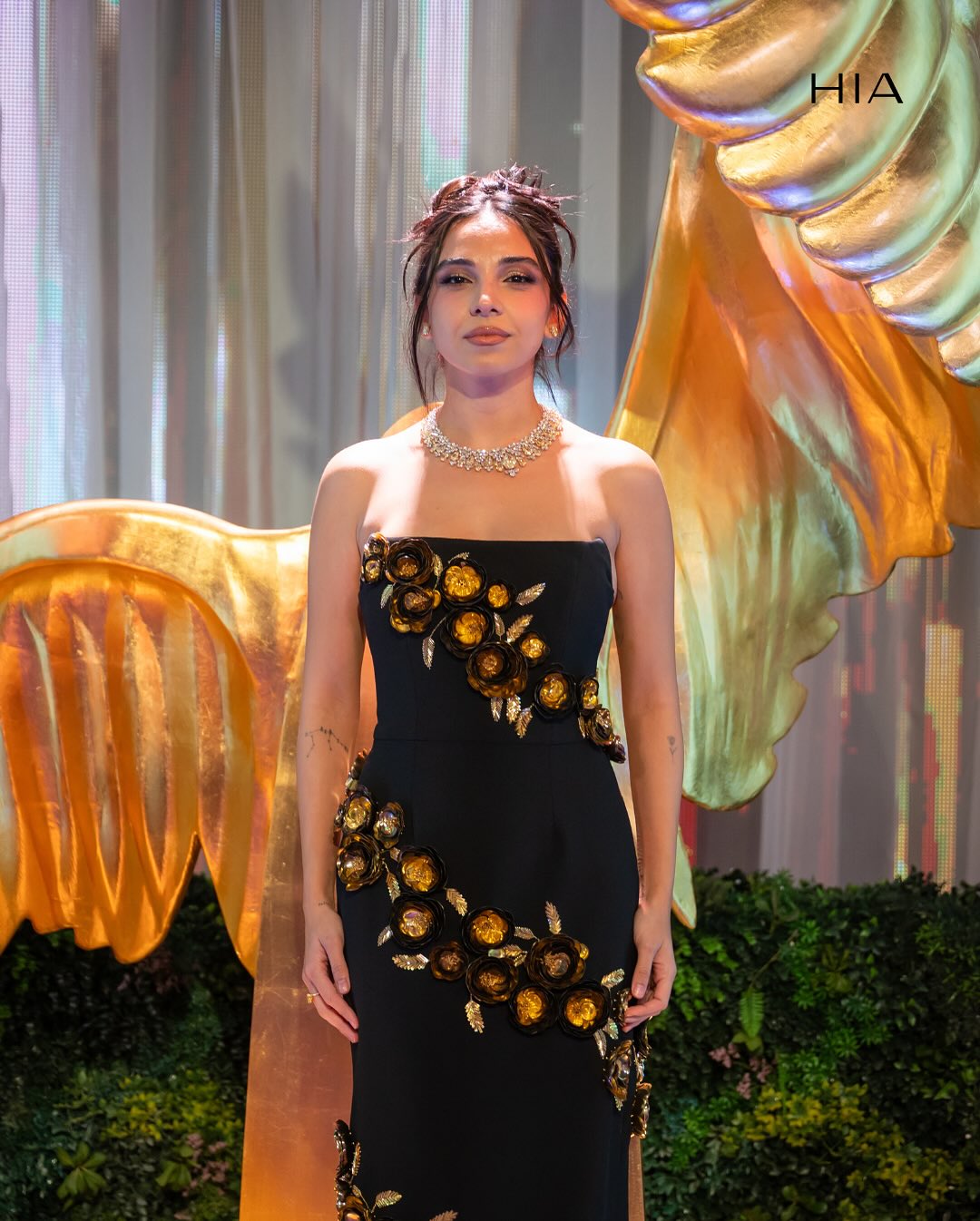  سلمى أبو ضيف ترتدي فستانا سترابلس باللون الأسود بتطريز ملتف بالورود النافرة