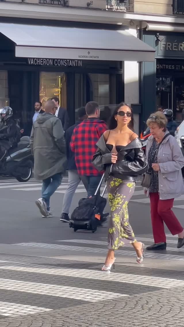 سلمى بفستان مصمم بقماش رمادي مطبوع بالورود الخضراء