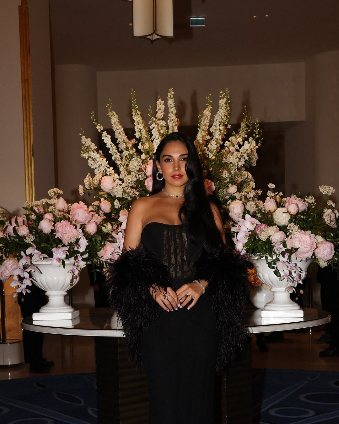 سلمى ترتدي فستانا باللون الأسود مصمم بكورسيه سترابلس من الدانتيل الأسود