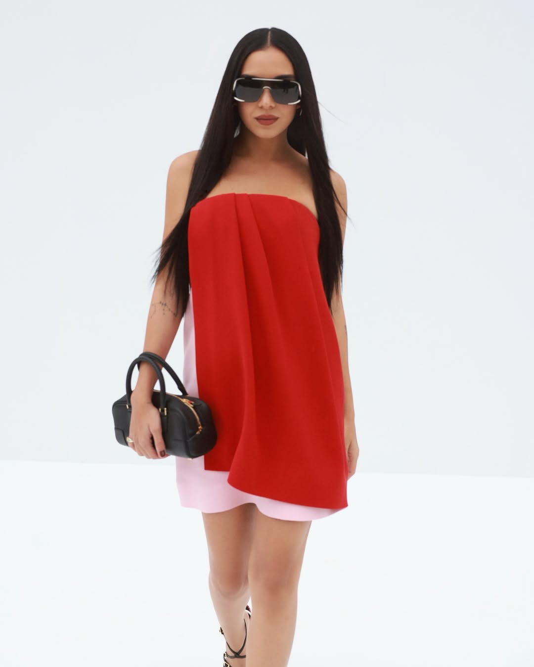 سلمى ترتدي فستانا سترابلس بقصة مستقيمة مصممة بجزء داخلي باللون الزهري