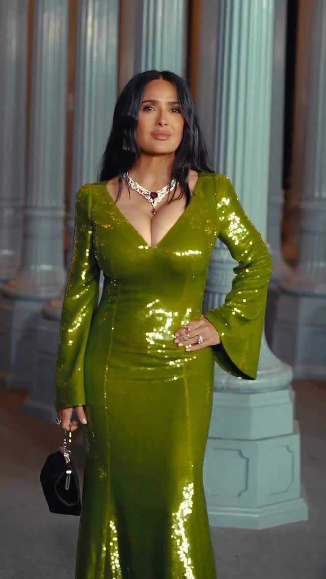 سلمى حايك بفستان مرصع بالترتر باللون الأخضر المشع