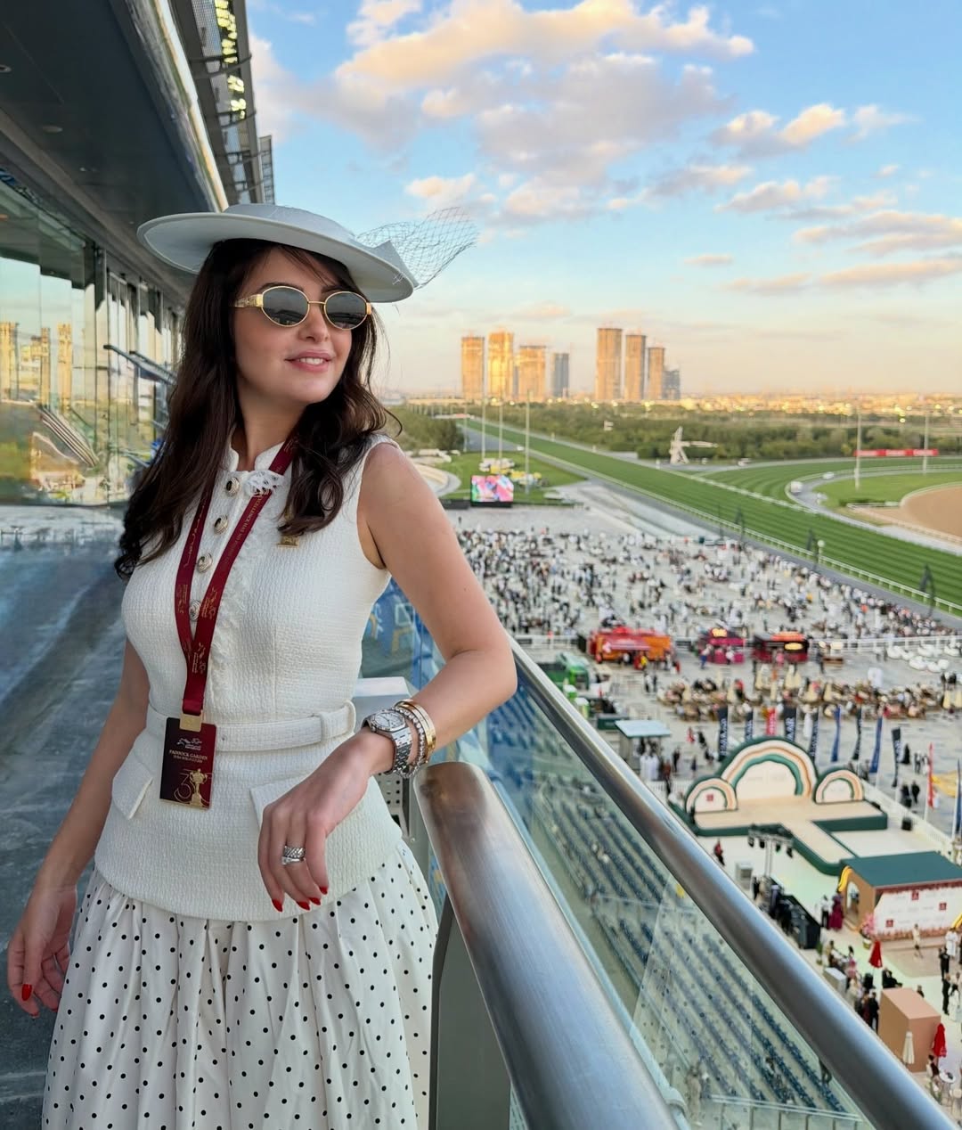 سلوى عزام بتنورة ماكسي مطبوعة بنقاط البولكا السوداء مع جيليه من التويد الأبيض