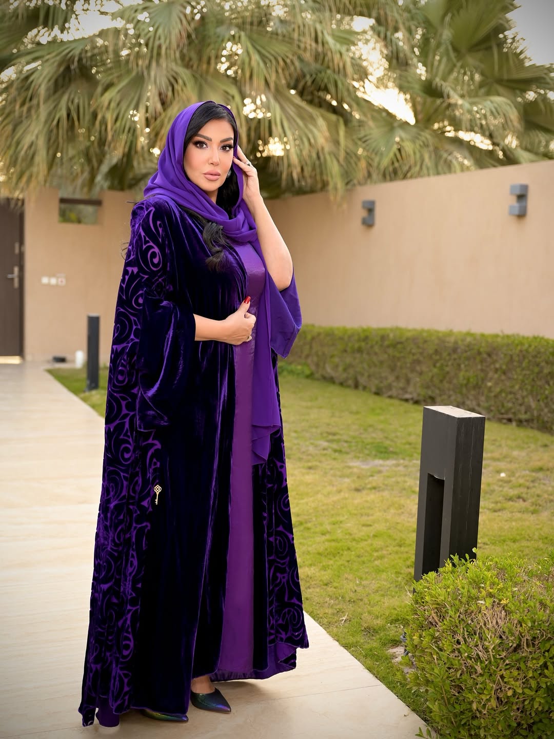 سمية الخشاب بفخامة "البنفسج" في عباءة رمضانية بامتياز