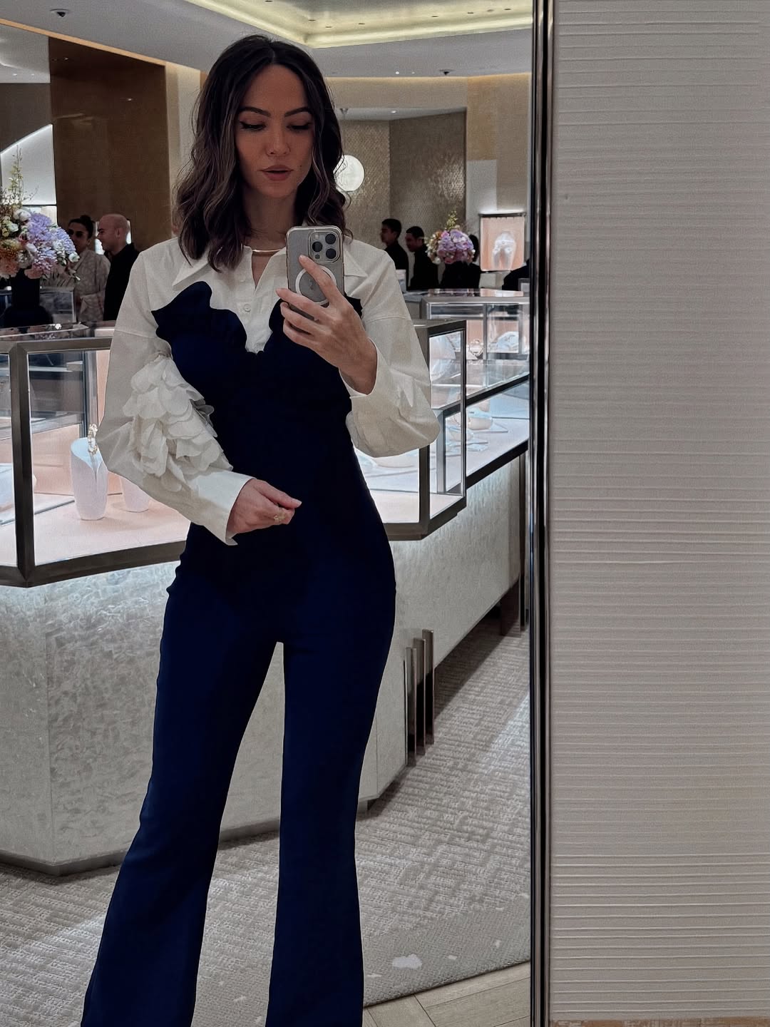 سمية بإطلالة رومانسية بصيحة الجمبسوت الضيق