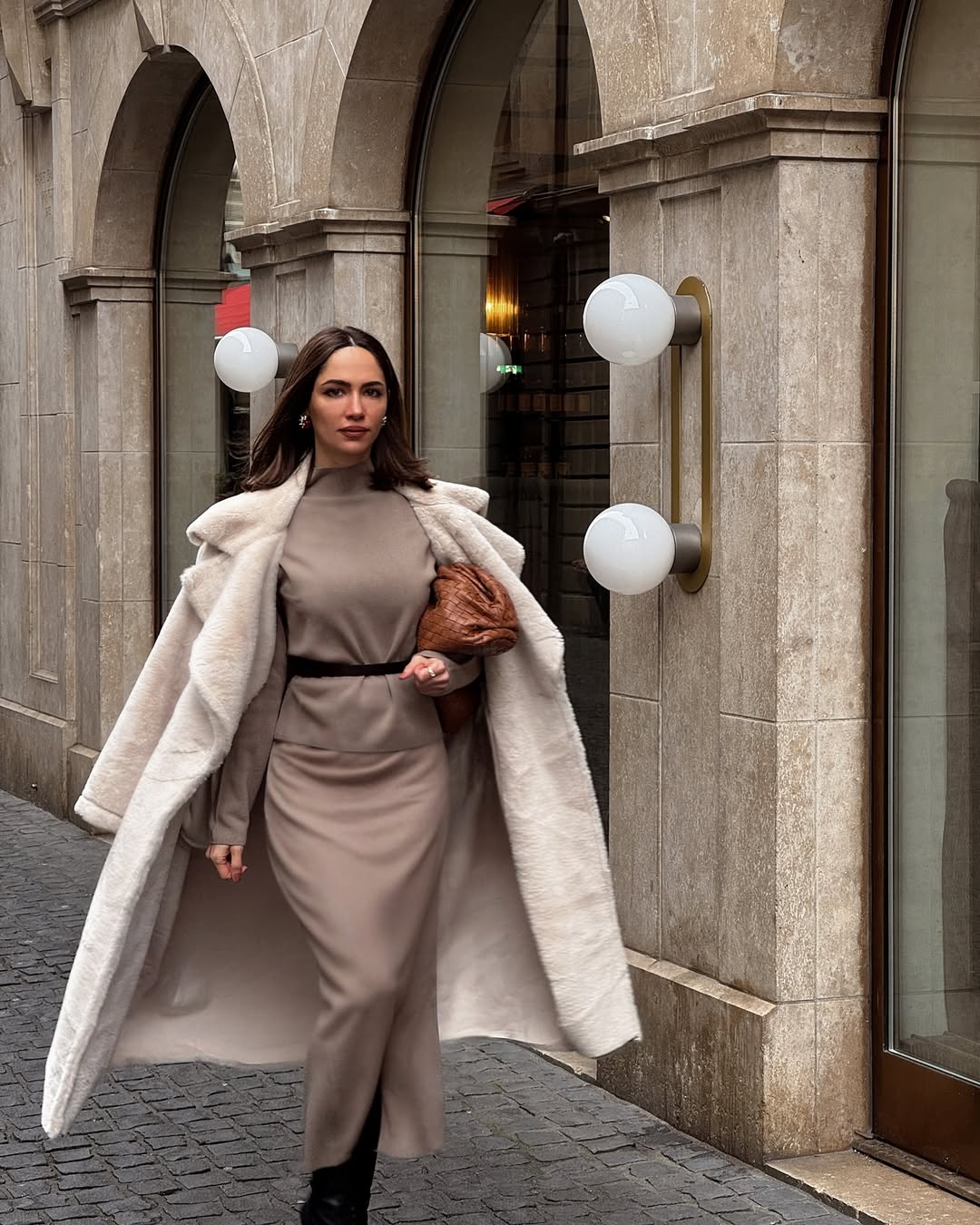 سمية رضا بتنورة مستقيمة تعلو الكاحل مع توب صوفي عالي