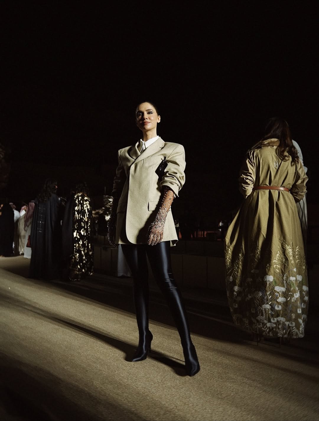 سمية رضا بصيحة البليزر والبنطال الموصول بالبوت