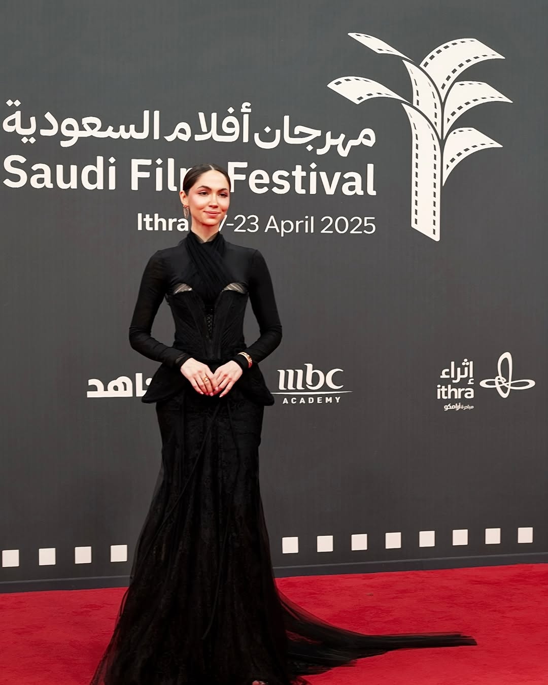 سمية رضا بفستان سهرة عصري باللون الأسود الموحد