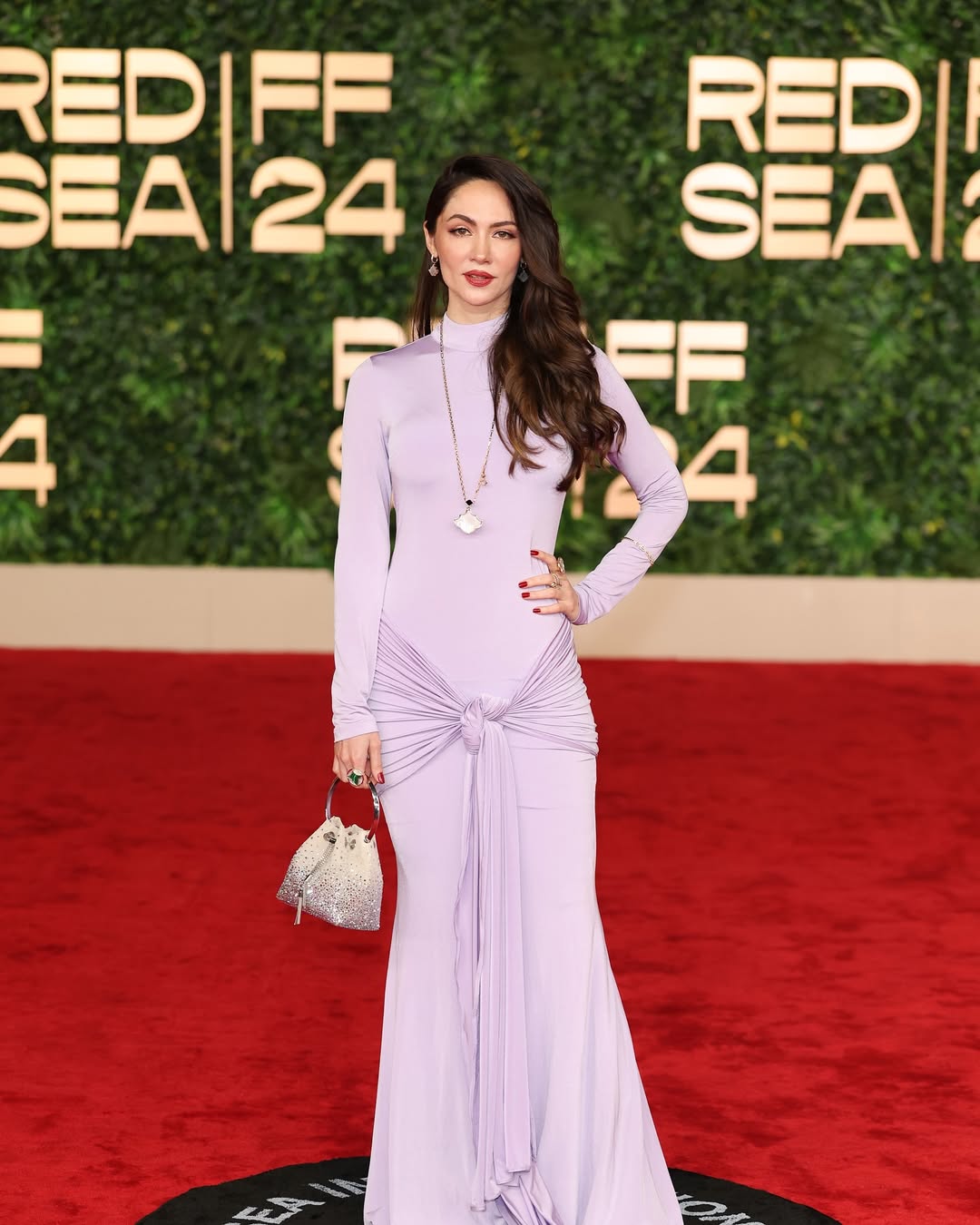 سمية رضا بفستان مجسم باللون البنفسجي الفاتح