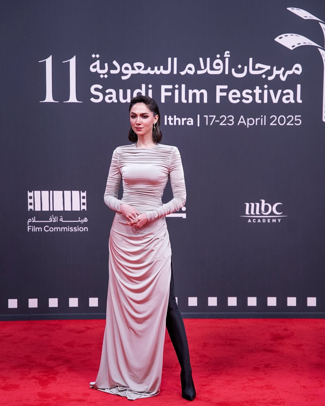 سمية رضا بفستان مجسم طويل باللون البيج الغامق