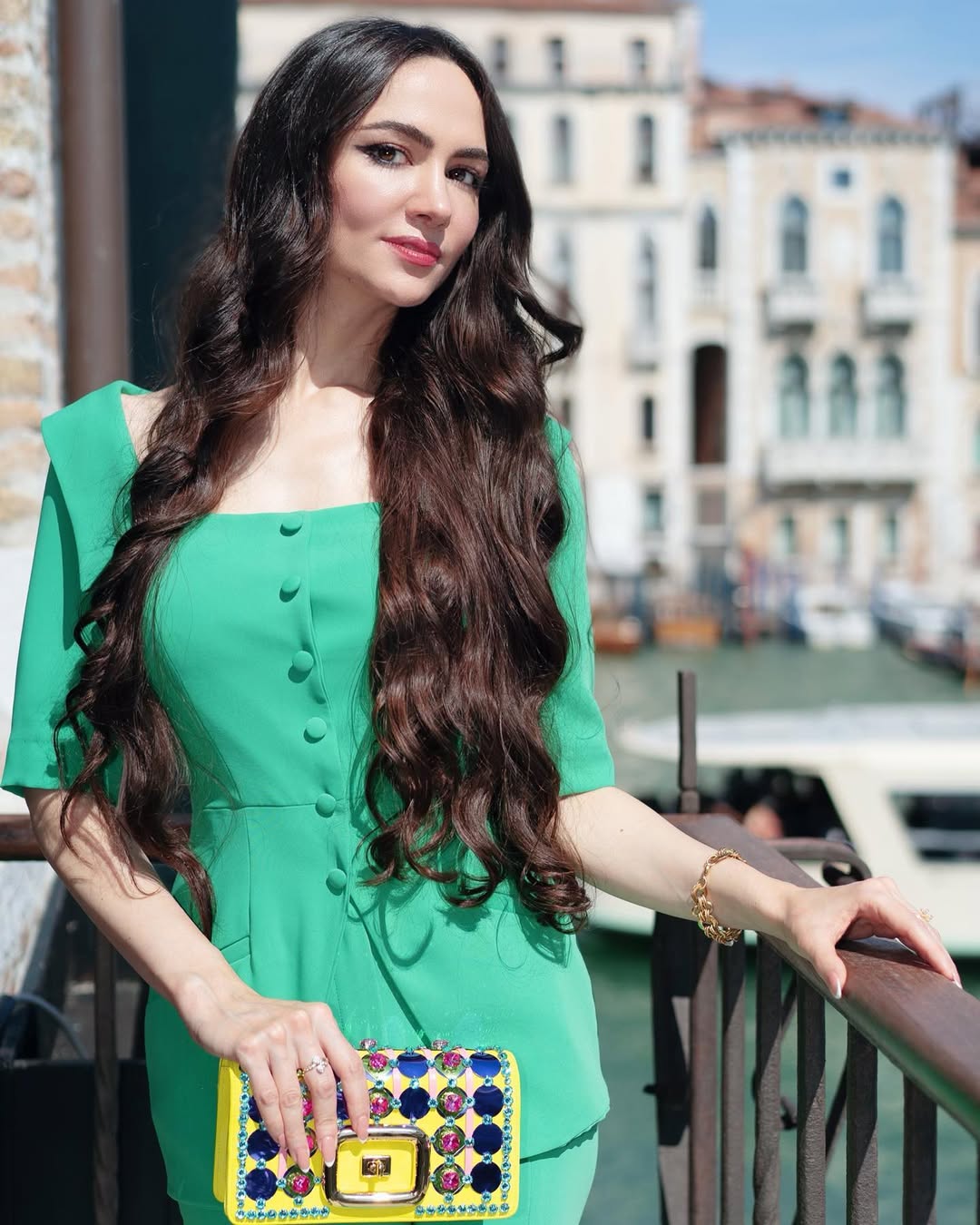 الشعر الطويل المجعّد على طريقة سمية رضا