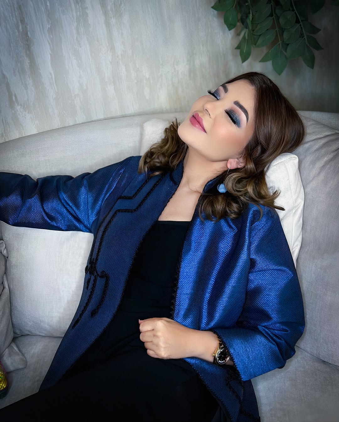 سميرة سعيد بإطلالة منسقة من البنطال الأسود وتوب ضيق مع صيحة العباية المفتوحة