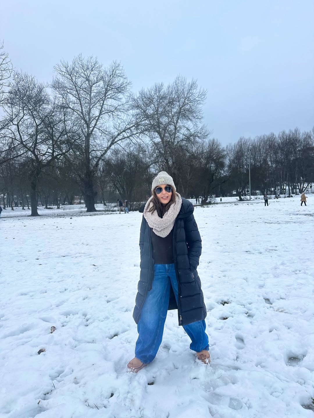 سميرة سعيد ببنطال الجينز الواسع باللون الأزرق وبلوفر بني