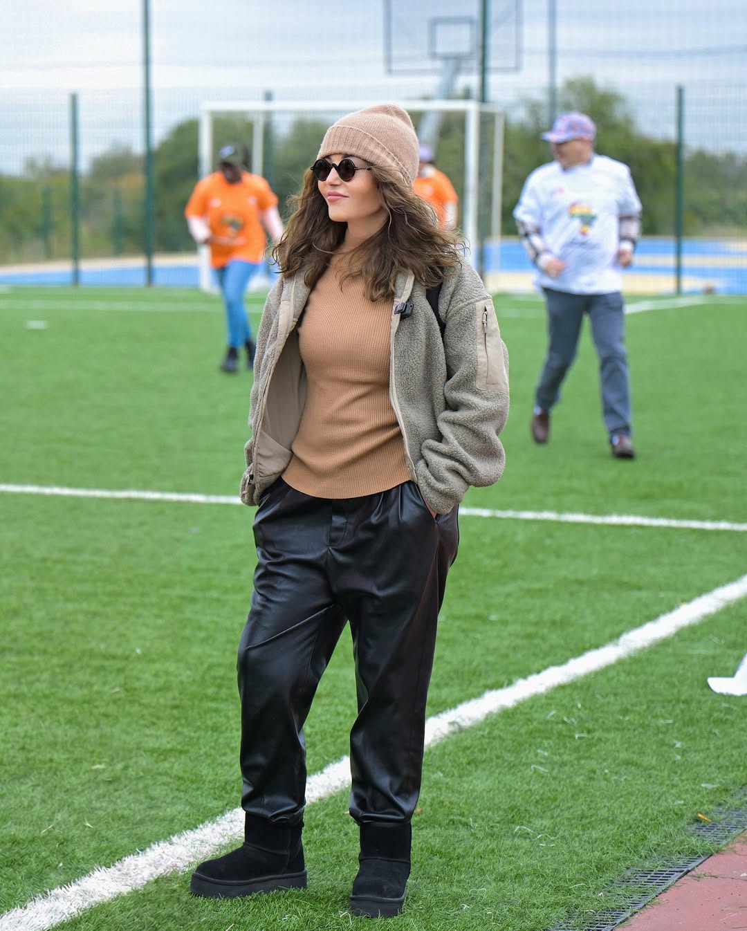 سميرة سعيد بستايل البنطال الواسع من الجلد الأسود بالجيوب الجانبية والخصر المزين