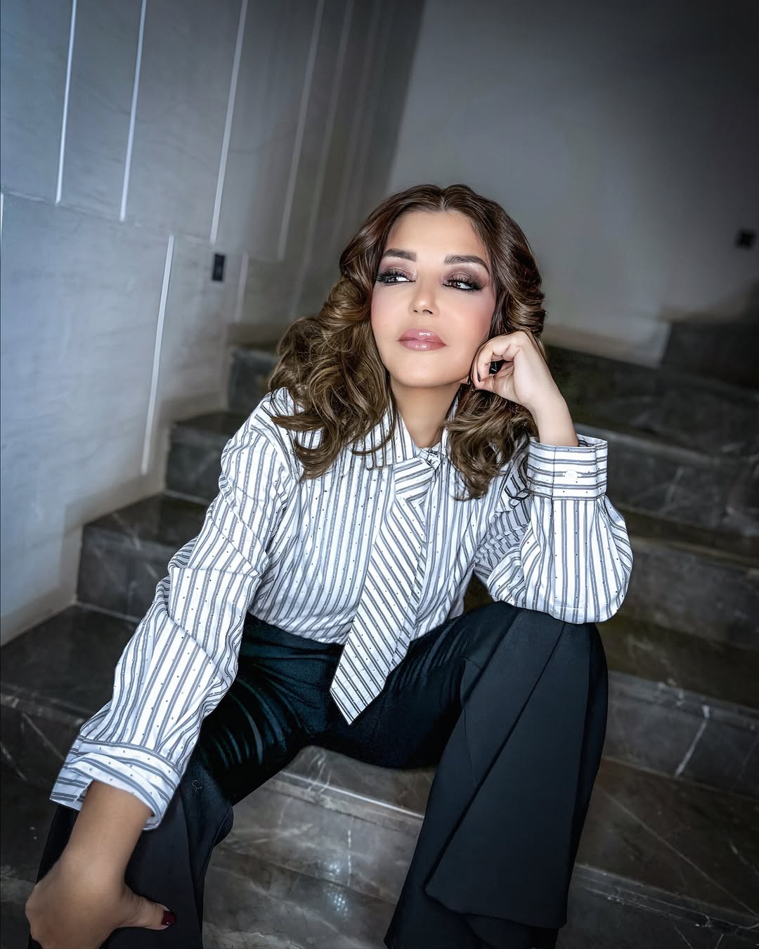 سميرة سعيد بستايل ذكوري عصري بصيحة البنطال الكلاسيكي الأسود بالخصر العالي