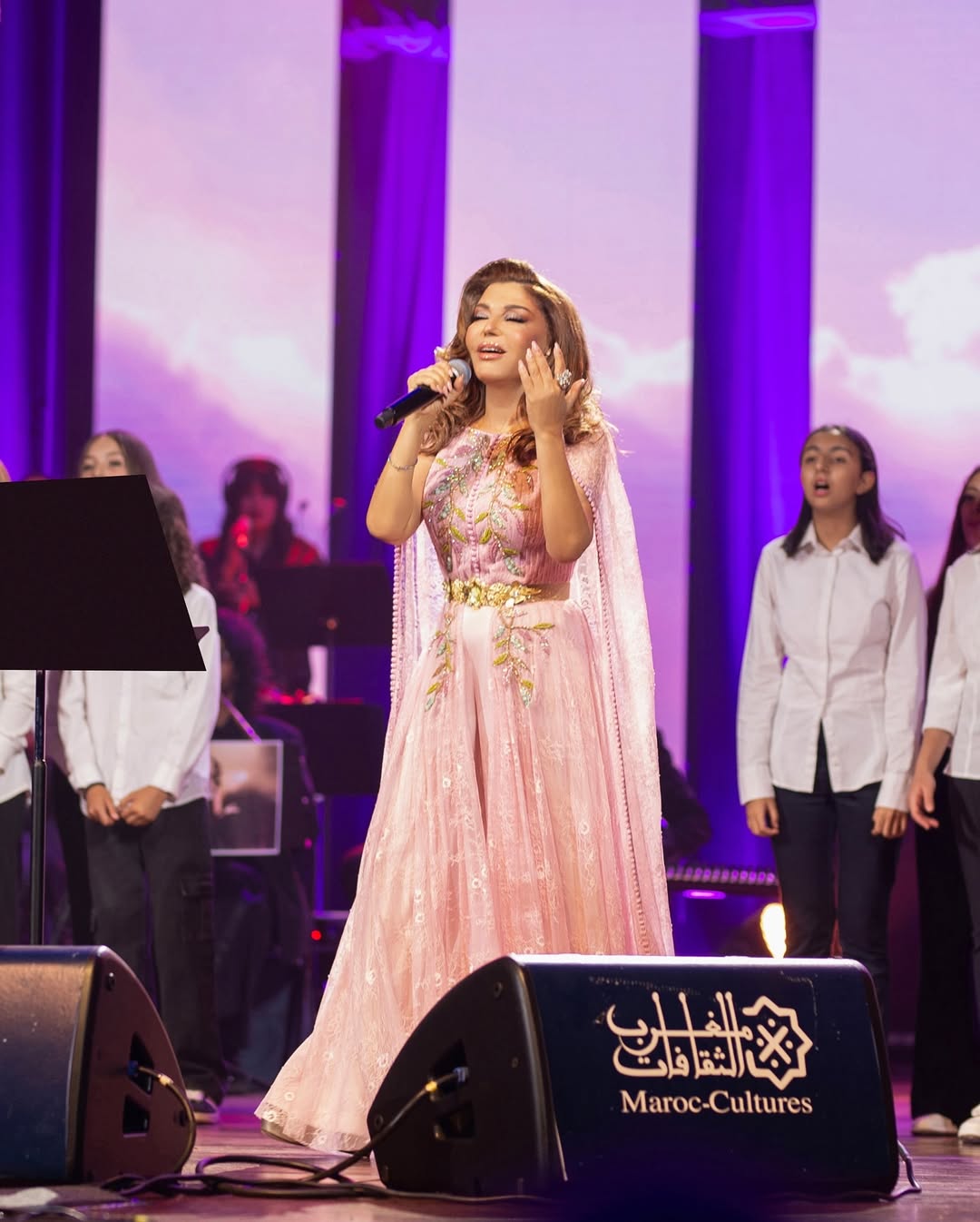 سميرة سعيد بقفطان شاحب باللون الزهري من توقيع سلمى بنعمر