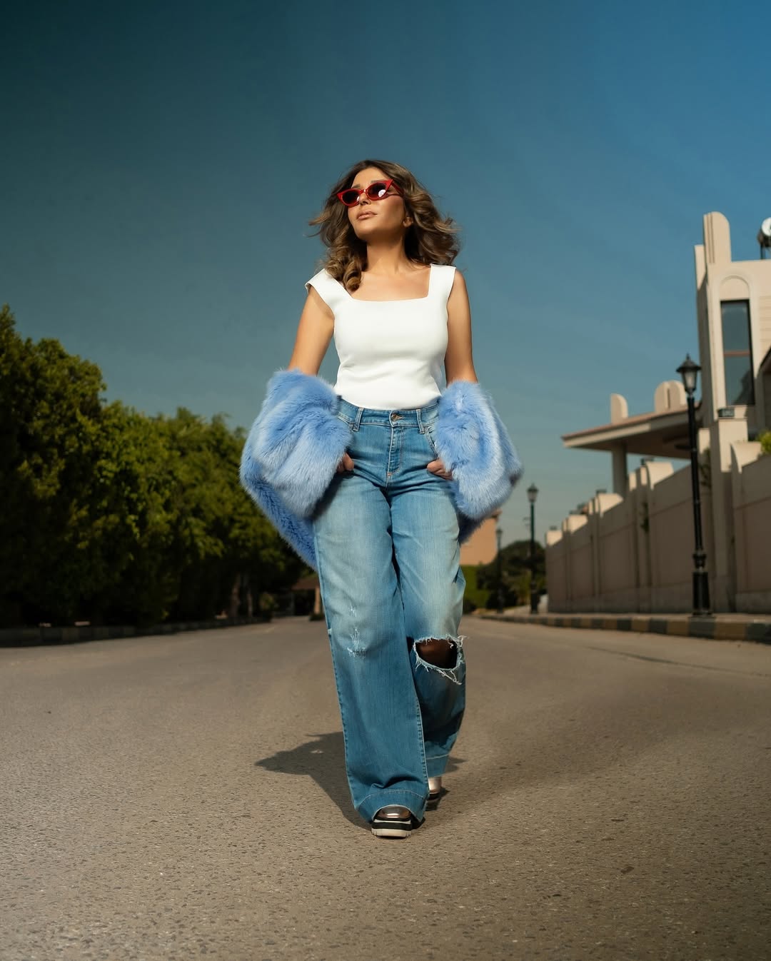 سميرة سعيد بنطال الجينز الممزق بالأرجل الواسعة مع توب ضيق باللون الأبيض