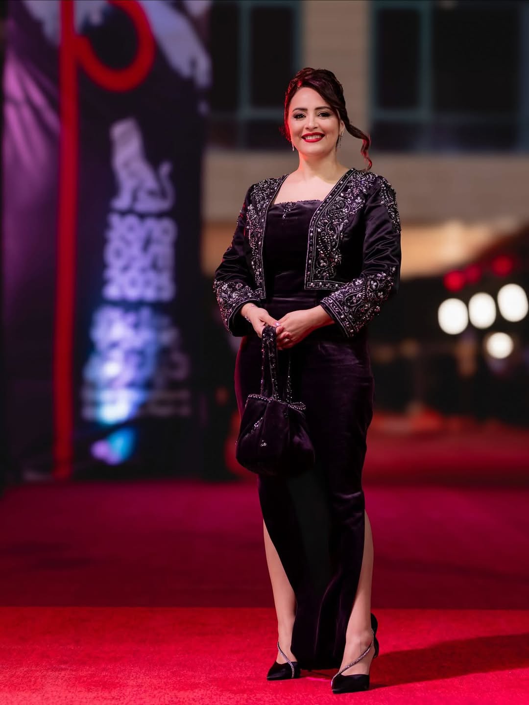 سهيلة معلم بفستان مجسم طويل مصمم من المخمل باللون البنفسجي الداكن بالستايل التقليدي