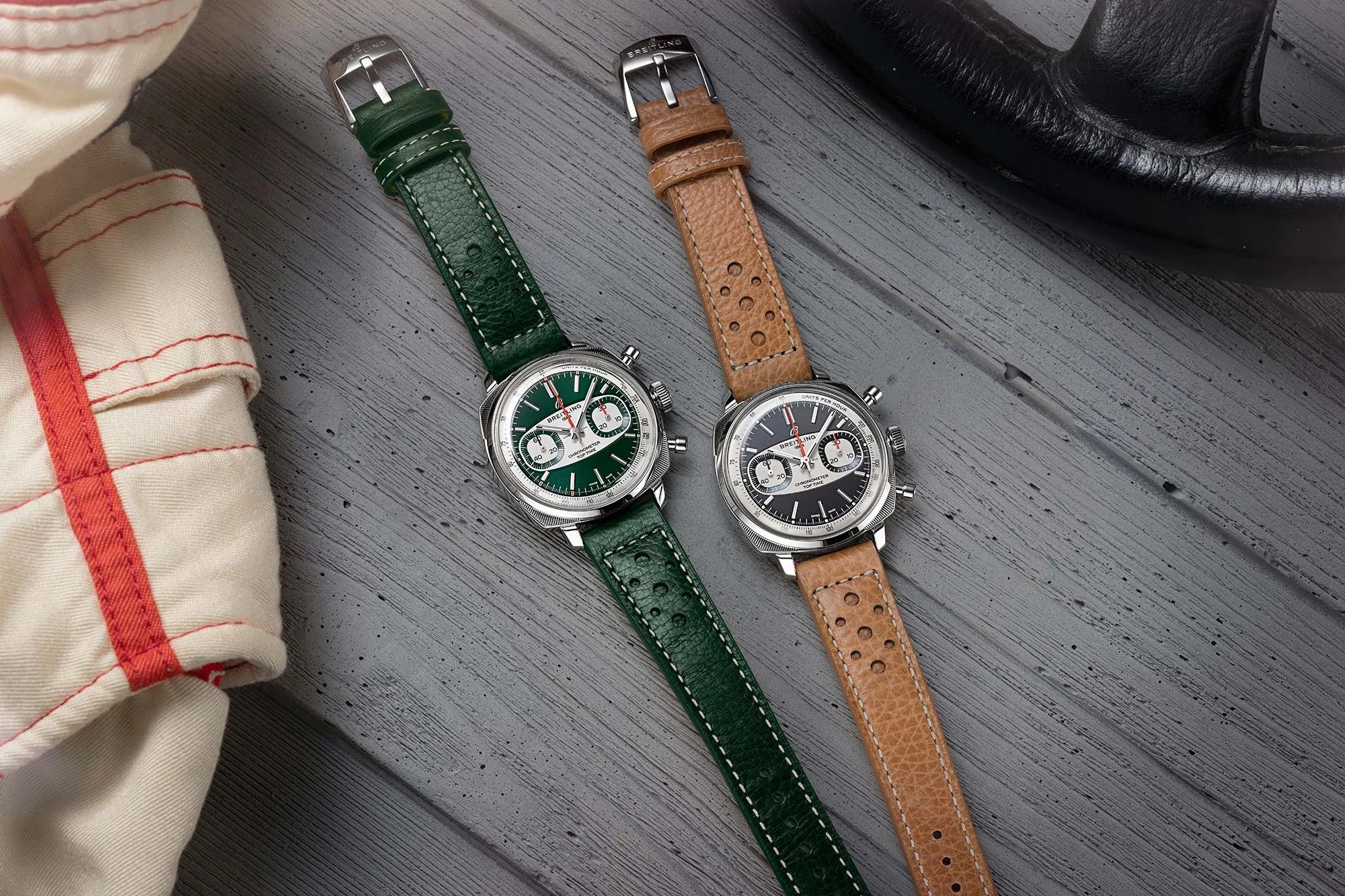 سوار جلدي مثقوب يعزز الطابع الرياضي في Breitling Top Time Racing