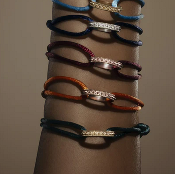 سوار Heritage String Charmمن Baguette Design