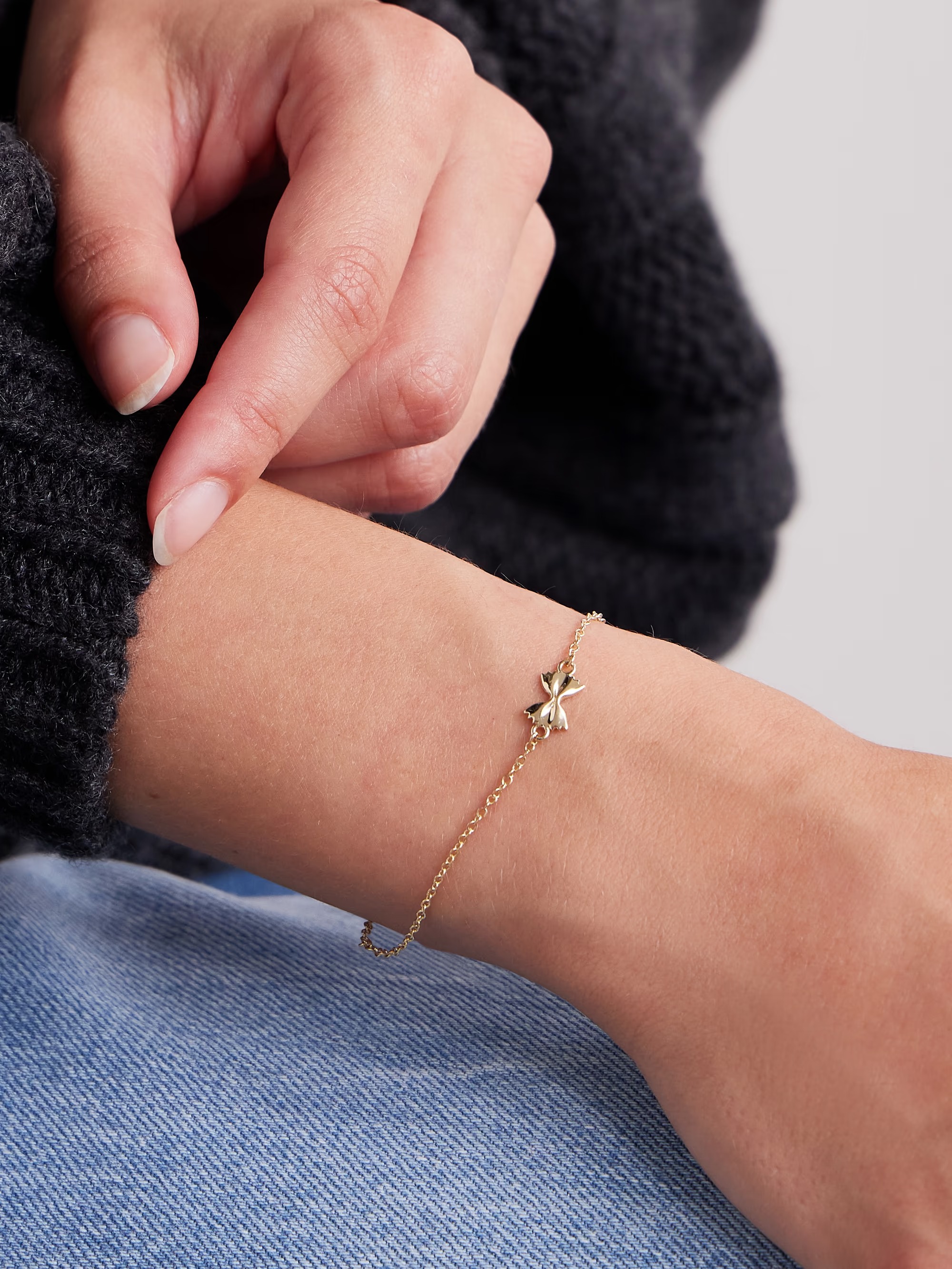 سوار Mini Bowtie من Alison Lou