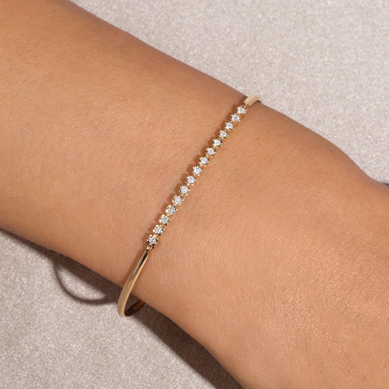 سوار Noble من Stone and Strand