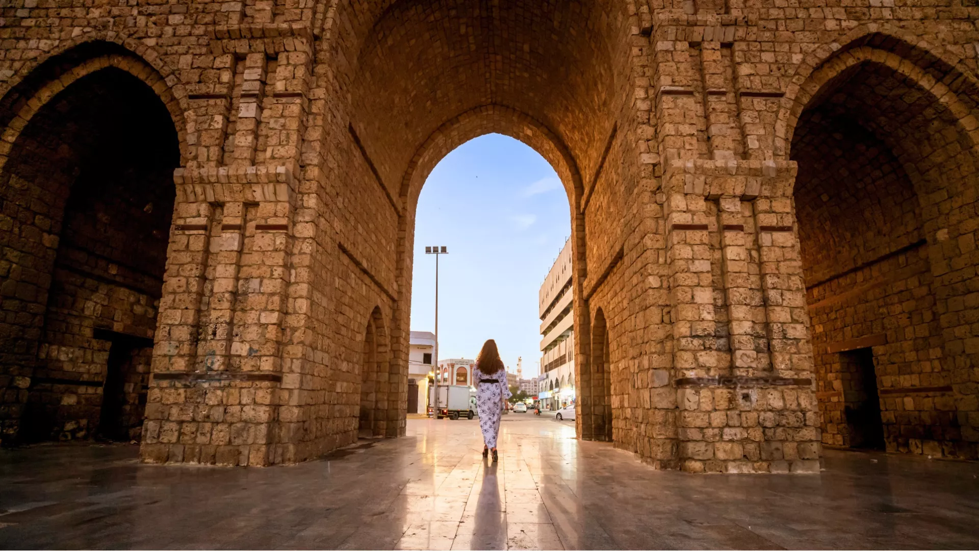 سوق باب مكة واحد من أشهر الأسواق في جدة البلد 