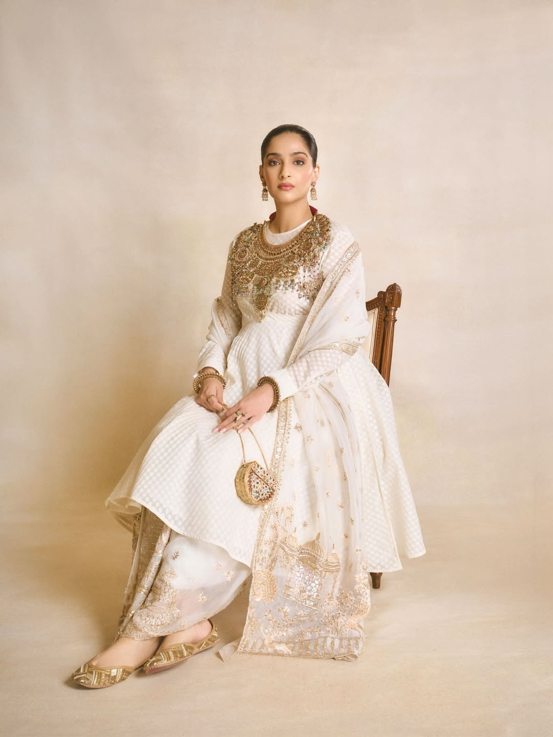 سونام أرفقت الإطلالة بوشاح رقيق تزينه التطريزات الذهبية الفاخر