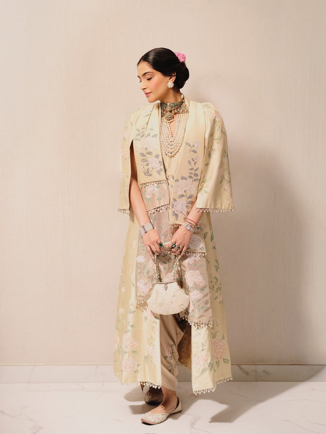 سونام بتنورة طويلة مزينة بالكسرات المتداخلة حول الخصر مع جيليه منقوش