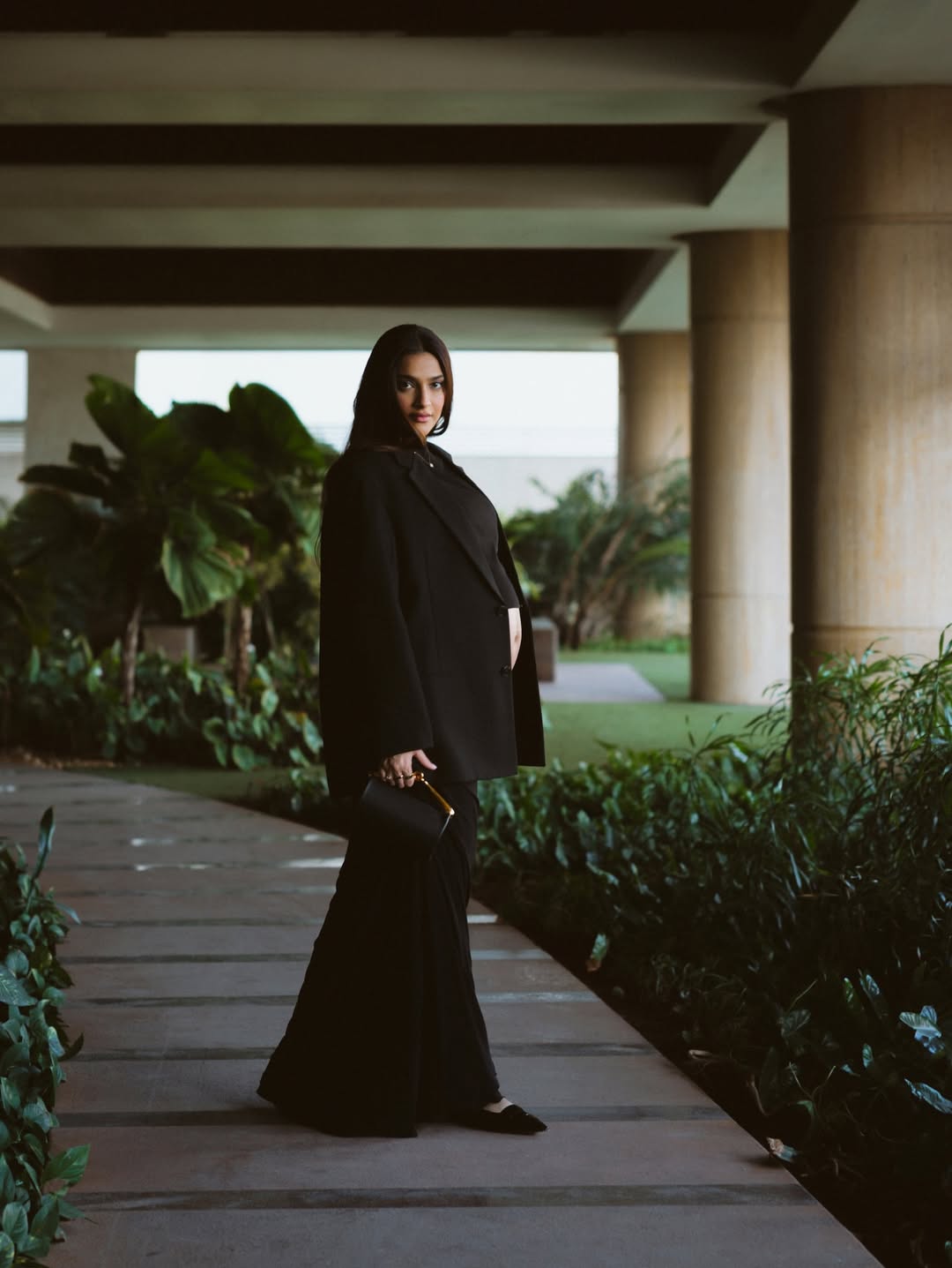  سونام كابور بإطلالة عصرية مونوكروم باللون الأسود