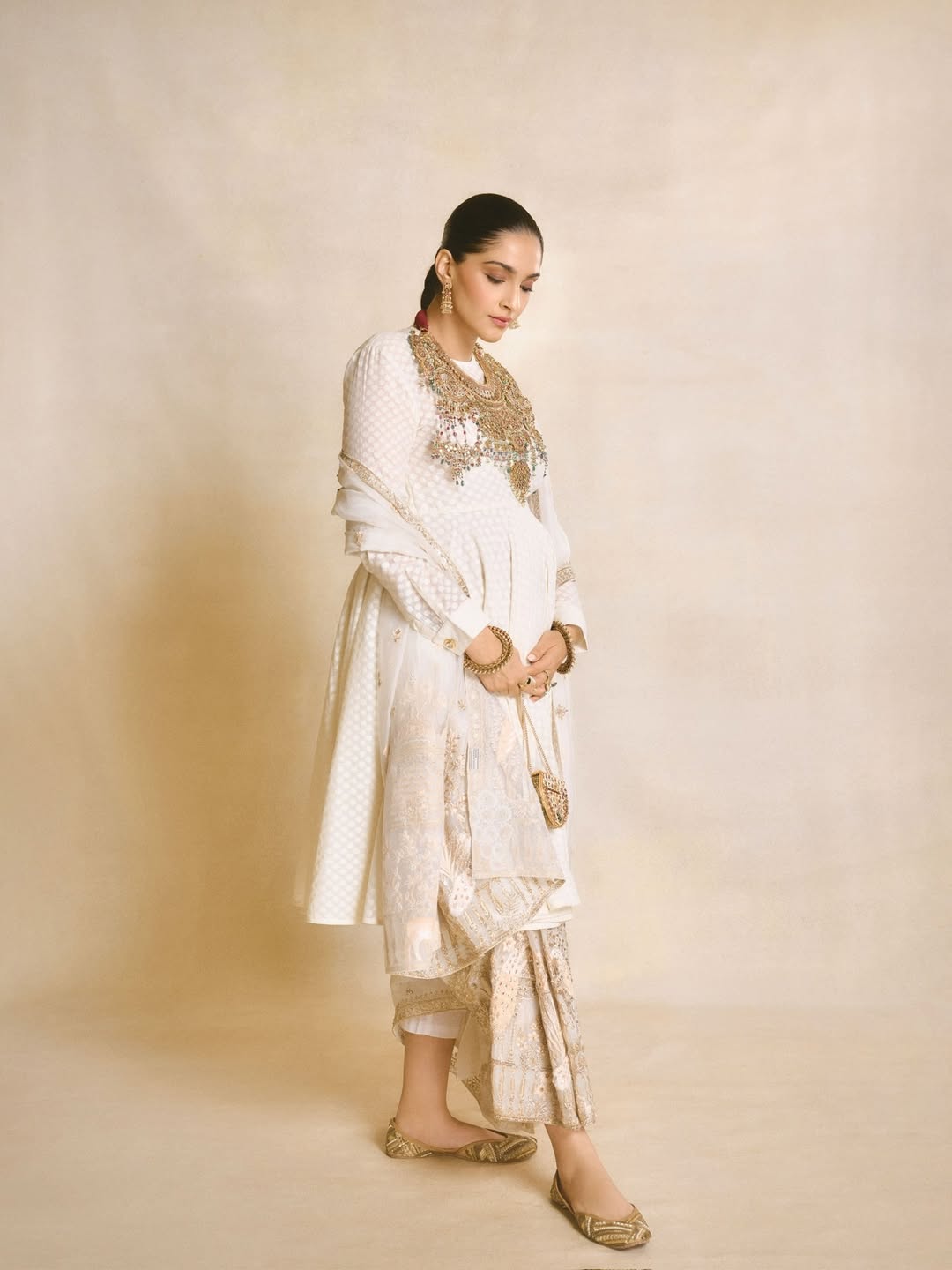 سونام كابور بالزي التراثي المحتشم باللون الأبيض