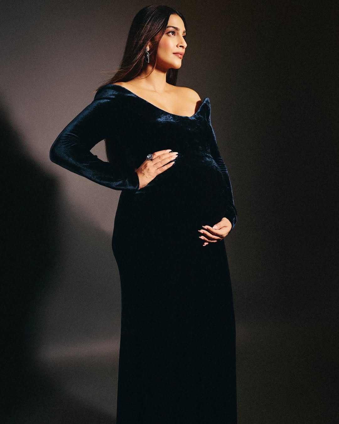 سونام كابور ترتدي فستانا طويلا من المخمل باللون الأسود
