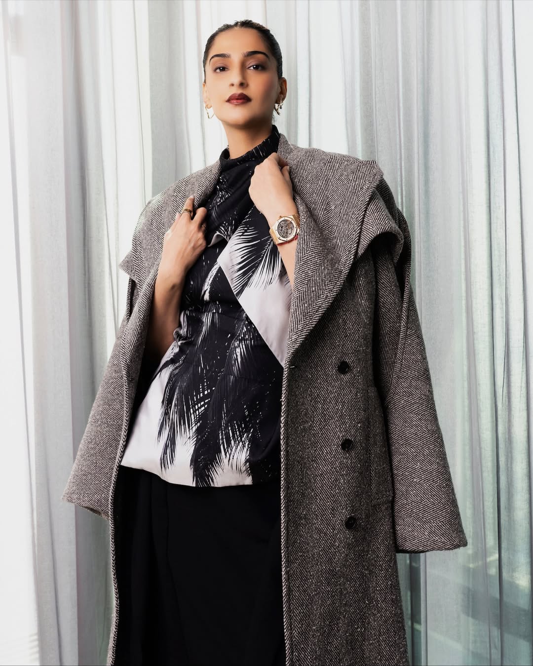 سونام كابور تنورة ميدي باللون الأسود وتوب باللون الأبيض المنقوش