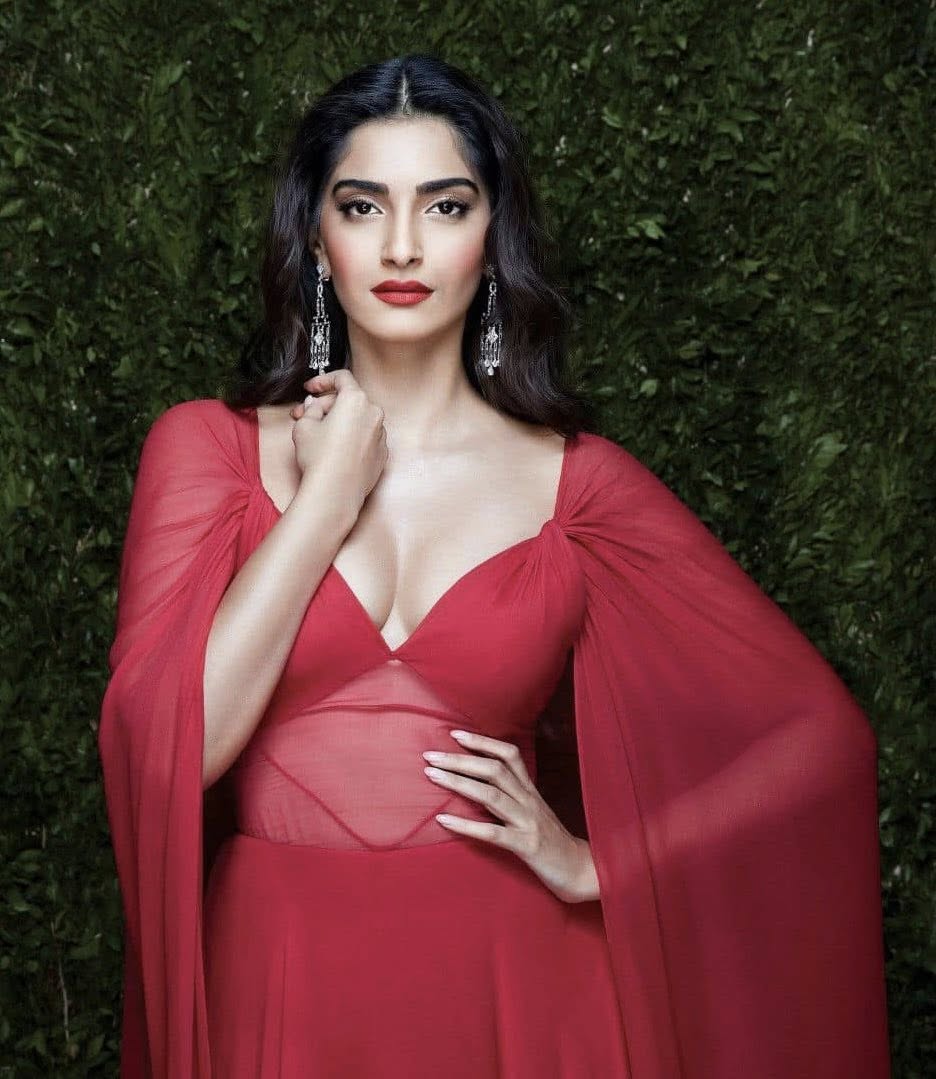 سونام كابور Sonam Kapoor بإطلالة الفستان الأحمر المُفعم بالأنوثة وأقراط شاندلير المُتدلية
