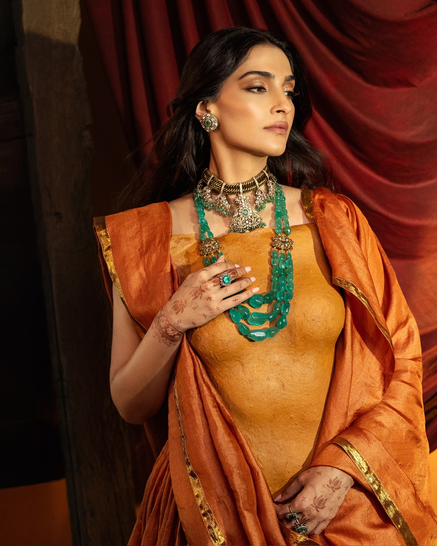 سونام كابور Sonam Kapoor بإطلالة هندية فارهة ومجوهرات ذات تصاميم تراثية