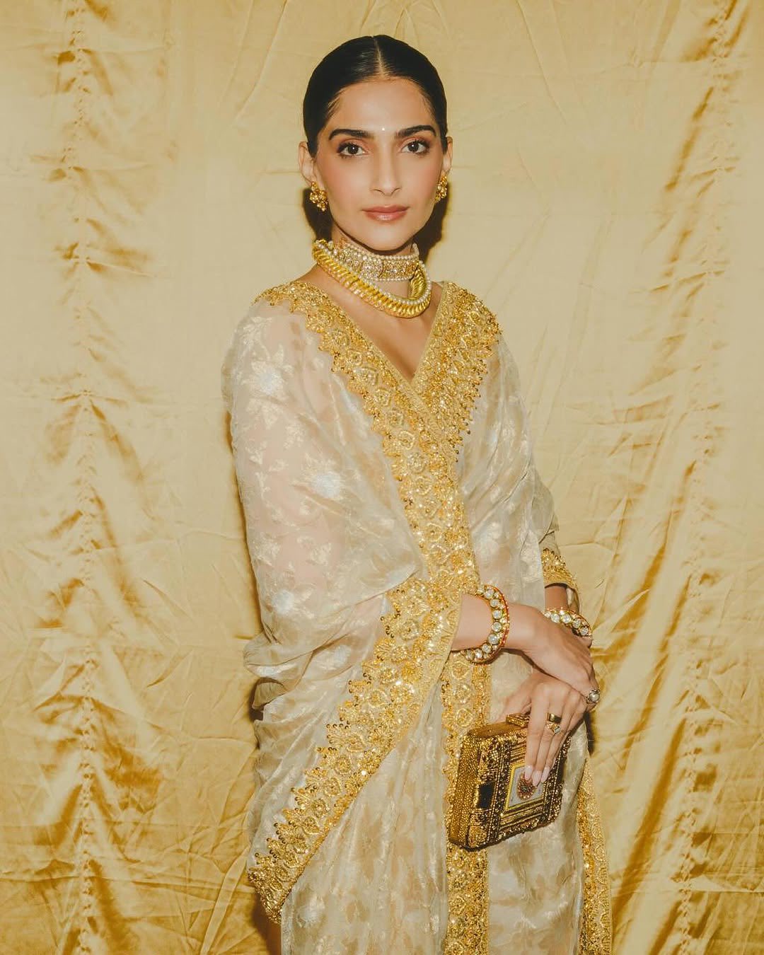 سونام كابور Sonam Kapoor بمجوهرات أنيقة من الذهب الأصفر المستوحاة من التراث العريق