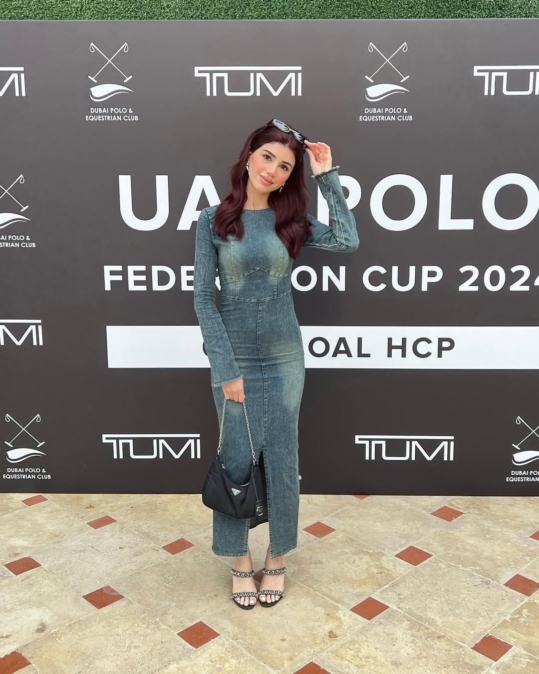  سيدرا بصيحة الفستان الطويل من الدنيم الشاحب